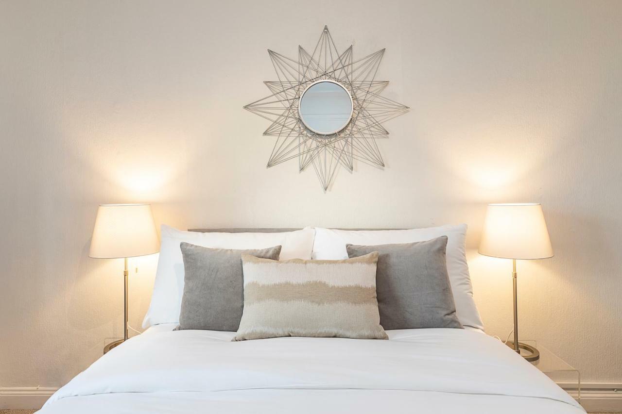 Grand Swiss Cottage Apartment Londra Esterno foto