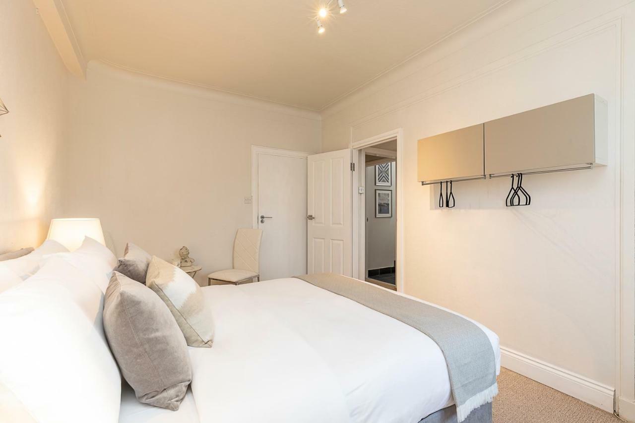 Grand Swiss Cottage Apartment Londra Esterno foto