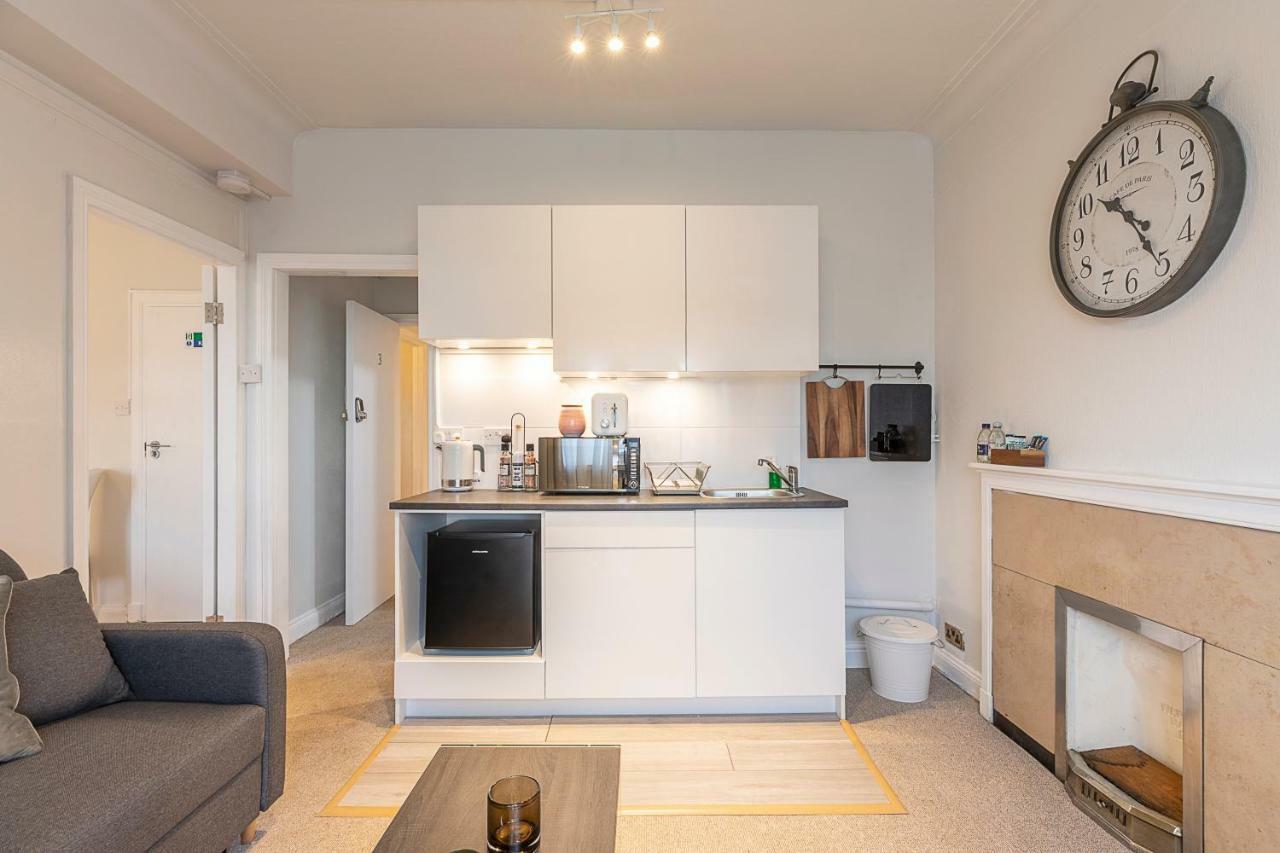 Grand Swiss Cottage Apartment Londra Esterno foto